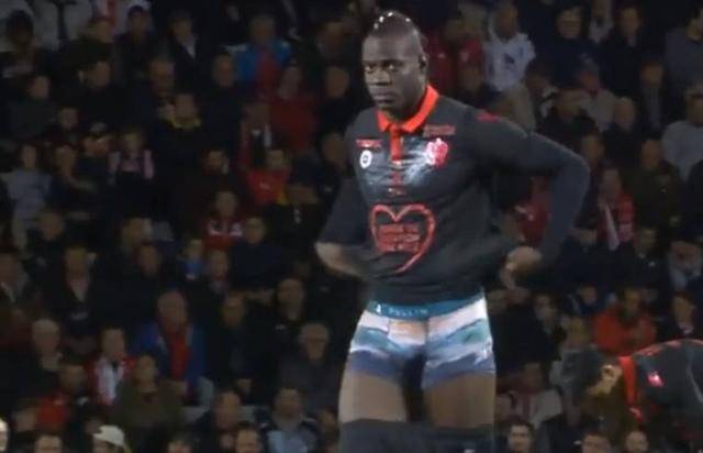 记者：穆斯卡特并不是被“气”走了，他是抽空去上了个厕所