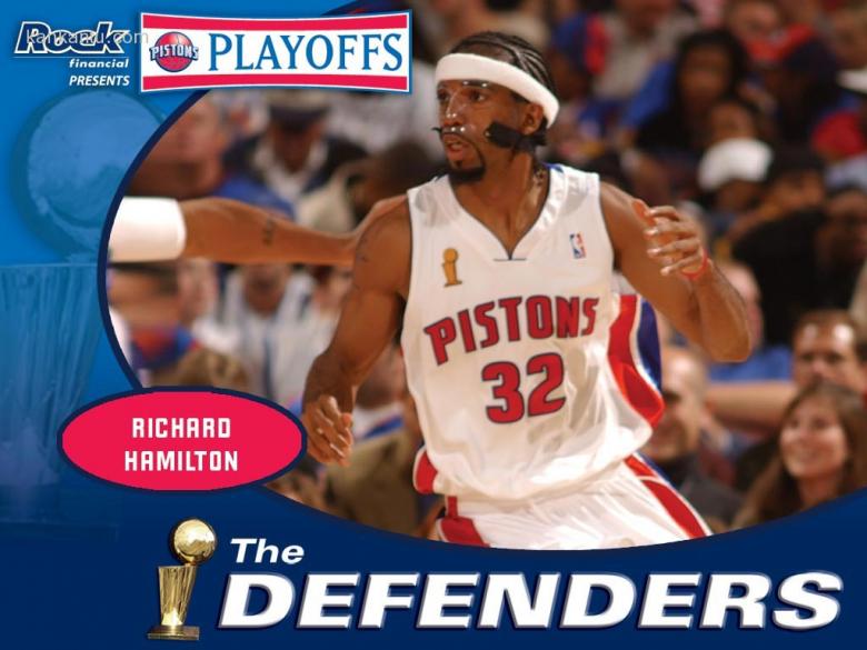 宝刀未老！53岁齐达内再现马赛回旋，戏耍大美女后轻盈破门（53岁齐达内再秀马赛回旋，晃过美女后轻巧破门，风采不减）