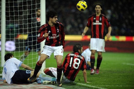 柏林联合0-0弗赖堡，场面火爆，两队8人染黄（柏林联合0-0战平弗赖堡，火药味十足，两队共领8黄）