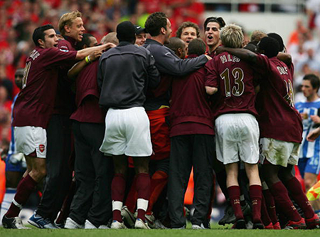 申花3-1津门虎连续两年屈居亚军，李嗣镕首秀即破门，吴曦点射