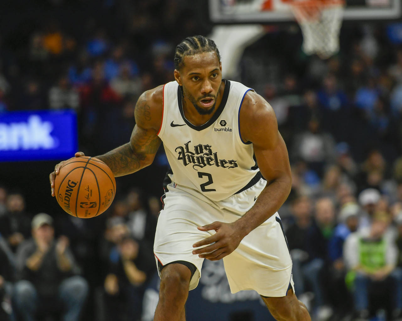 詹姆斯关键三分绝杀比赛（詹姆斯压哨三分终结战局）