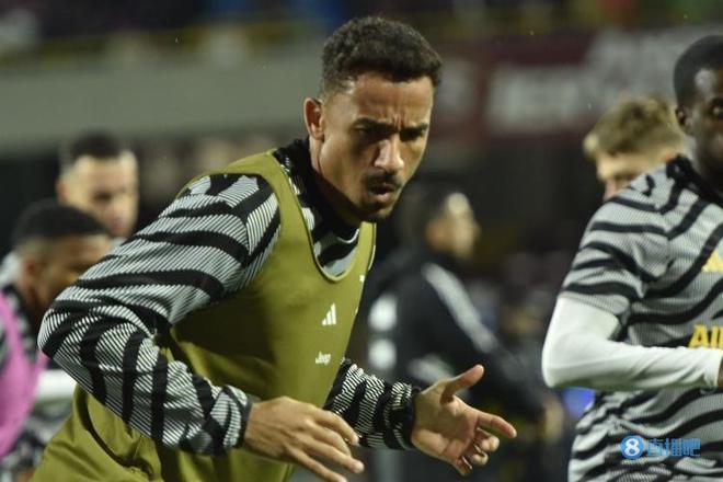 孔帕尼：凯恩和对手的手臂位置几乎一样，这种情况不该判点球（孔帕尼质疑判罚：凯恩与对手手臂位置几乎一致，不应判点球）